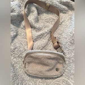 lululemon athletica belt bag 1L sherpa fleece ivory/beige